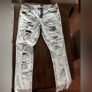 Forever 21 men’s studded jeans size 36 in excellent condition.